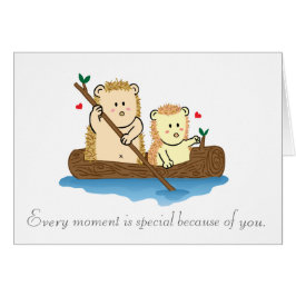 Cartão Navigação bonito do casal do ouriço no barco de