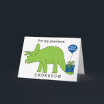 Cartão Neto do aniversário do dinossauro do Triceratops<br><div class="desc">Um cartão do neto do aniversário do dinossauro do triceratops com um balão do feliz aniversario unido ao presente. Você pode facilmente personalizar o cartão de aniversário do dinossauro deste miúdo com seu nome. Dentro do cartão do aniversário lê "têm um aniversário do Dino-ácaro!" qual você pode igualmente mudar se...</div>