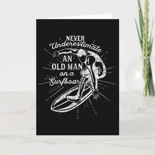 Cartão Never Underestimate An Old Man On A Surfboard-funn (Frente)