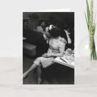 newlyweds que beijam em um resturaunt