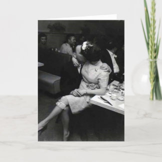 Cartão newlyweds que beijam em um resturaunt