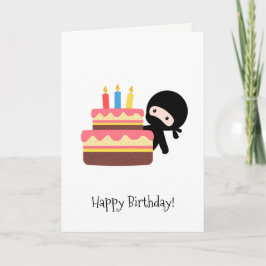 Cartão Ninja minúsculo atrás do bolo de aniversário