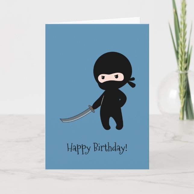 Cartão Ninja zangada minúscula no aniversário azul (Frente)
