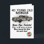 Cartão Nome do aniversário de 40 anos e data Vintage Retr<br><div class="desc">Um cartão de aniversário de 40 anos engraçado para aquele entusiasta do carro. Com 40 anos de idade, incluindo o pneu sobressalente, o trabalho corporal precisa de atenção, esteve em volta do quarteirão, mas muito amado. Com um carimbo colorido de estilo vintage que pode ser personalizado com nome e data....</div>