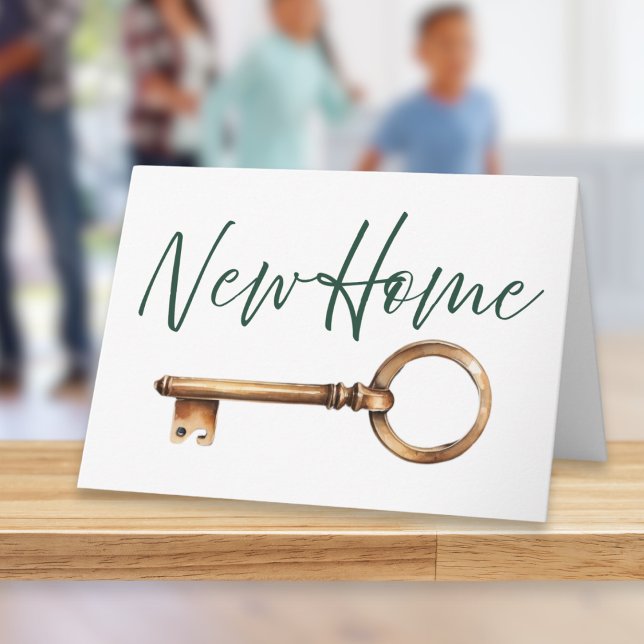 Cartão Nova residência moderna com chave de Na moda simpl (A stylish card with 'New Home' words in elegant script typography and a classic door key picture)