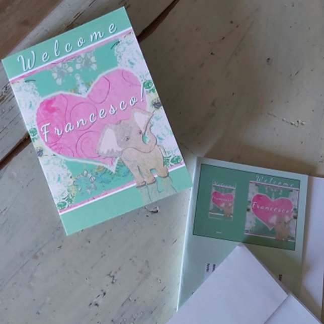 Cartão Novo bebê com placa de saudação dobrada de elefant (Criador carregado)