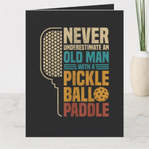 Cartão Nunca Subestime um Homem Velho com um Pickleball