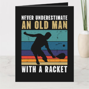 Cartão Nunca subestime um homem velho com um pickleball