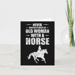 Cartão Nunca Subestime Uma Mulher Velha Com Um Cavalo