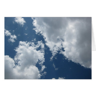 Cartão Nuvens do dia do médio