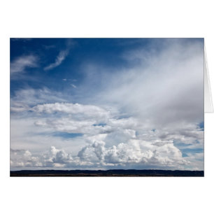 Cartão Nuvens dramáticas no céu sobre mesa no Abo,