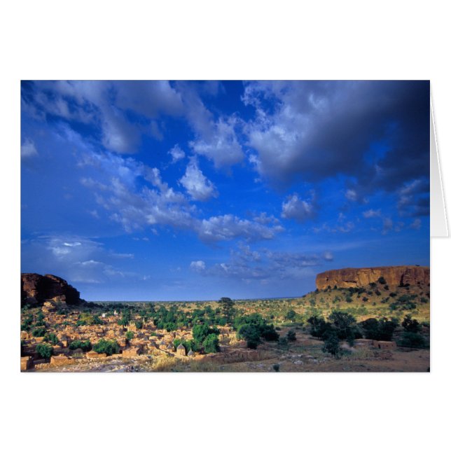 Cartão Nuvens varrendo o céu sobre o (Frente Horizontal)