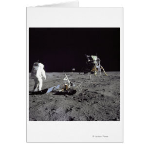 Cartão O Aldrin olha para trás na base da tranquilidade