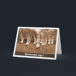 Cartão O aniversário alegre assenta-se acima<br><div class="desc">Esta fotografia do 1920 do vintage dos atheletes que fazem handstands mostra partes inferiores acima da vista. O verso interno é "feliz aniversario". É homens em no. 141 da série da arte.</div>