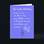 Cartão O aniversário furtivo - um poema engraçado do<br><div class="desc">Um cartão de aniversário que caracteriza um poema e uma ilustração maus para a pessoa que gosta de manter seu dia especial um segredo.</div>