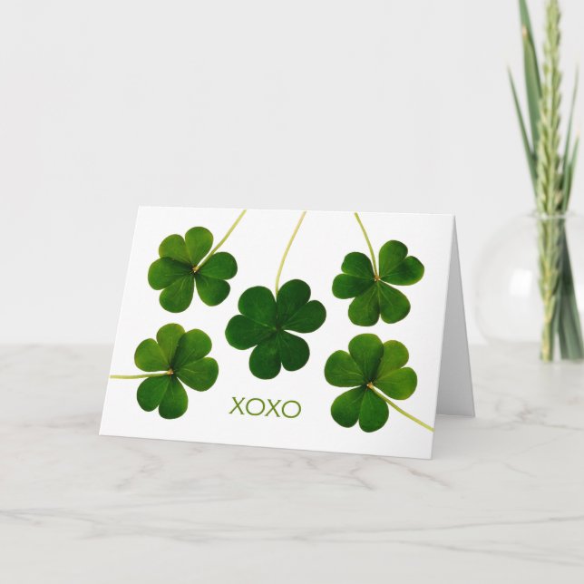 Cartão O dia de St Patrick para a esposa, trevos de XOXO (Frente)