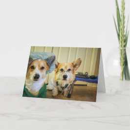 Cartão O Dr. e a enfermeira do Corgi obtêm bem logo!