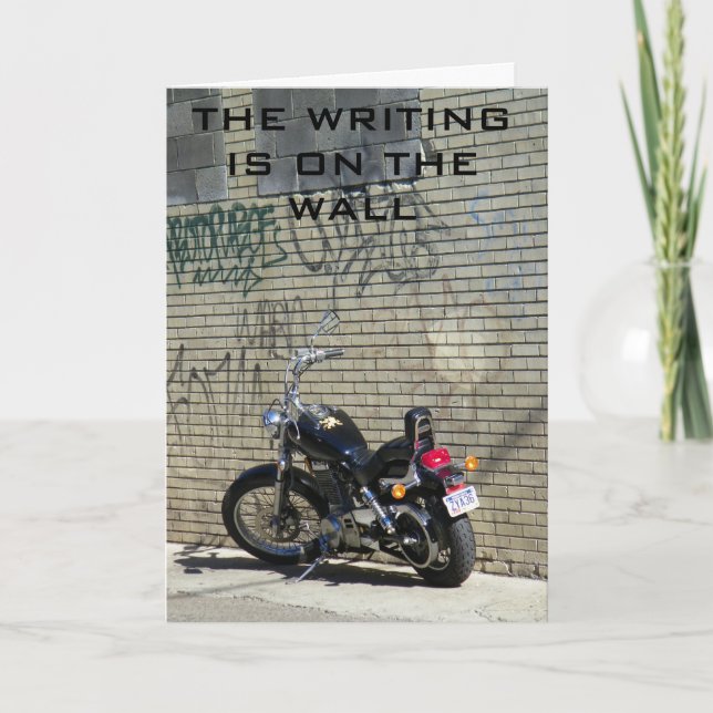 CARTÃO O ESCREVENDO "POR CIMA DO HUMOR" ESTÁ NA PAREDE (Frente)