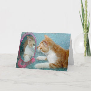 Cartão O gato de aniversário olhando em um espelho