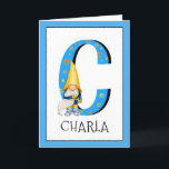 Cartão O gnomo caçoa o nome da letra C e o cumprimento do<br><div class="desc">Para mudar a cor da beira, clique sobre "personalizam". Quando você adiciona o nome e a idade de uma menina ou de um menino do aniversário a nosso cartão do monograma do gnomo, você está criando um um--um-amável, feito especialmente cumprimento do aniversário da criança. Levantar ao lado da letra azul...</div>