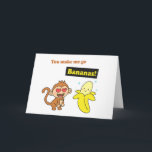 Cartão O macaco vai bananas, humor bonito do amor<br><div class="desc">Diga a seu special alguém quanto você a ama o ou com um sorriso com este cumprimento bonito e cómico dos desenhos animados. Tem um macaco que seja brilhado pelo encanto da banana do kawaii e esteja louca no amor. O subtítulo lê-o "faz-me ir bananas!" Design engraçado e pateta para...</div>