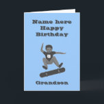 Cartão O menino Skateboarding, aniversário do neto<br><div class="desc">Um menino tirado nas máscaras das cinzas,  fazendo um sacudir do salto em um skate,  com idade em sua camiseta. Adicione seu nome,  e mude a idade na parte dianteira,  se você não pode encontrar uma versão com idade correta. Mude a relação se for necessário.</div>