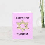 Cartão O primeiro Passover do bebê<br><div class="desc">Comemore o primeiro passover do bebê com os presentes judaicos da estrela e do matzoh para os feriados judaicos e o roupa do bebê para o seder.</div>