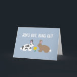 Cartão O Sol saiu, o Bun saiu da Páscoa de Primaveras Eng<br><div class="desc">Esta carta engraçada apresenta uma mensagem engraçada "Sun's Out, Bun's Out" com uma ilustração de dois coelhinhos bonitos. O dentro deste cartão está vazio e pronto para ser personalizado com sua própria saudação personalizada. É o cartão perfeito para enviar alguns desejos de primavera ou uma mensagem de Felz pascoa para...</div>