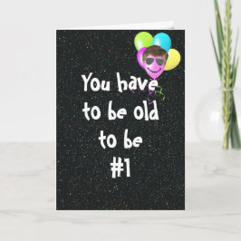 Cartão Obtendo Velhos Balões de Aniversário com Óculos de