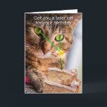 Cartão Obtido lhe um gato do laser para seu aniversário<br><div class="desc">O gato de gato malhado com laser eyes luzes as velas em uma parte de bolo de aniversário. Um cartão engraçado para todo o amante do gato que prometer o gato do laser água de banho do calor, para executar a cirurgia menor, para remover cabelo indesejável e para iluminar as...</div>