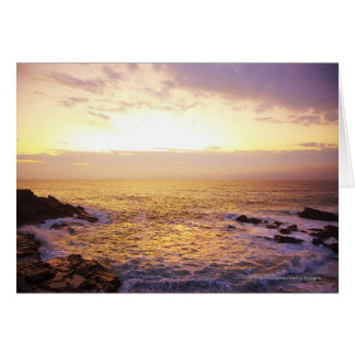 Cartão Oceano Atlântico no nascer do sol, vista de Portla