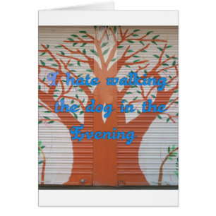 Cartão Odeio andar com o cachorro à noite.