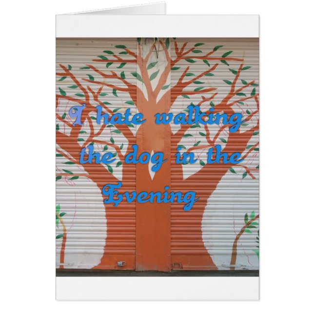 Cartão Odeio andar com o cachorro à noite. (Frente)