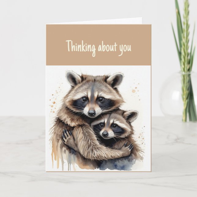 Cartão Olá! Pensando em vocês dois Casais Raccoon Hugs (Frente)