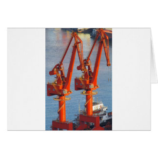 Cartão olhar gêmeo dos guindastes de construção como