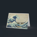 Cartão Onda de Kanagawa por Katsushika Hokusai<br><div class="desc">Este impressão de cor japonês por Katsushika Hokusai (1760-1849) é intitulado Kanagawa Oki Nami Ura (a grande onda fora da costa de Kanagawa). Foi imprimido por volta de 1826 no ANÚNCIO. Descreve um mar azul muito tormentoso, com ondas enormes (tsunami talvez), e os marinheiros japoneses estão lutando por suas vidas,...</div>