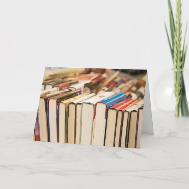 Cartão Os livros usados no rummage a venda (Frente)