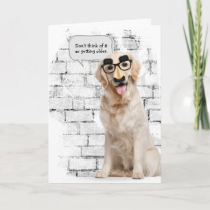 Cartão Ouro Retriever com aniversário de máscara engra