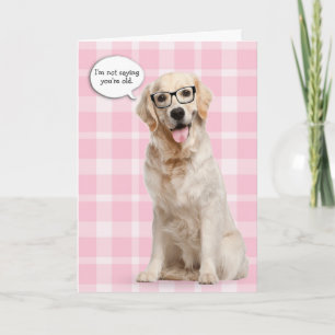 Cartão Ouro Retriever no humor de aniversário de xadrez