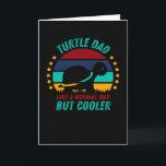 Cartão Pai de Tartaruga - Presente do Pai da Tartaruga Le<br><div class="desc">Adicione um pouco de diversão ao seu guarda-roupa coelho com este design de pai retrô incrível,  ou dê-lhe como o presente perfeito para o pai aprendido. O presente perfeito para o aniversário de pai ou quinta-feira.</div>
