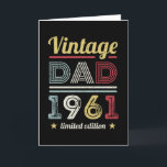Cartão Pai Vintage 1961 60th Birthday Gift Men Retro<br><div class="desc">Este Pai Vintage de 1961,  retrô do 60º aniversário,  faz um presente de dia de os pais de excelente para homens que completam 60 anos. Presentes de aniversário para ele. Para uma lenda incrível,  pai. design para um homem nos anos 60 e 70.</div>
