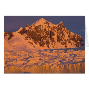Cartão paisagem montanhosa glacial congelada ao longo da