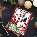 Cartão Papai Noel vs Krampus Boxing Match Good vs. Mau<br><div class="desc">Esta design de Natal parece uma antiga playbill ou poster de filme que diz "24 de dezembro em sua casa. Você vai conseguir presentes ou uma surra? A batalha entre o bom e o mau." design de excelente para qualquer um que ama o folclore de Natal, Krampus, e a batalha...</div>