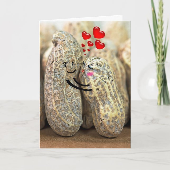 Cartão par de amendoins se abraçando para o aniversário (Frente)