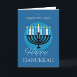 Cartão Para a mãe Hanukkah Menorah no Azul Negro<br><div class="desc">Este cartão permitiria saudar sua mãe mais querida e maravilhosa assim que Hanukkah chegar. Este cartão mostra a imagem de um Menorah na frente e compartilha uma mensagem sincera na dentro.</div>