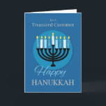 Cartão Para o Cliente Comercial Hanukkah Menorah no Azul<br><div class="desc">As velas Menorah estão acesas sobre um círculo azul claro de fundo com um fundo real. Mande o Feliz Hanukkah desejar aos seus clientes tesouros.</div>