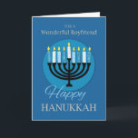 Cartão Para o Namorado Hanukkah Menorah no Azul Escuro<br><div class="desc">Celebre Hanukkah com seu maravilhoso namorado dando a ele este cartão que o cumprimenta e compartilha bons desejos. Com uma menorah na frente,  este cartão é perfeito para este feriado.</div>