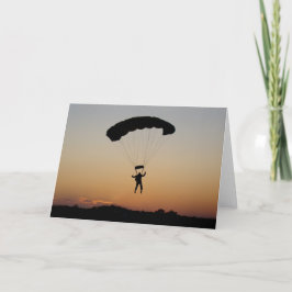 Cartão Pára-quedas do Skydiver no mergulhador do céu do