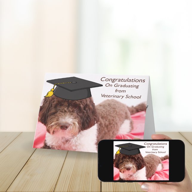 Cartão Parabéns ao Labradoodle pela Formatura na Escola d (Criador carregado)