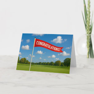 Cartão Parabéns de golfe com bandeira de golfe em grama v